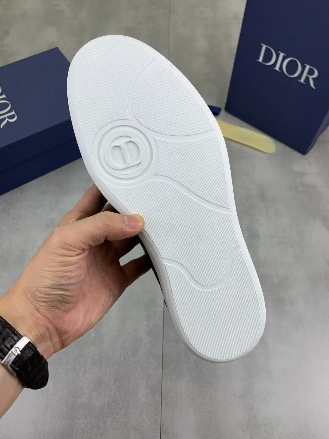 Men's shoes 💰P380 New Dior B01 moral training shoes, white first-layer cowhide, original molded outsole. New to the fall collection, this sneaker marks the return of a Dior classic, reinterpreted in a stylish and elegant silhouette. Crafted from white smooth first-grain cowhide with a tonal silk sheepskin lining, it features the Dior logo on the tongue and inner sides, and a CD icon on the heel. Paired with Tpu anti-slip soles of the same color, it can be matched with various styles to create a sophisticated look.  Code number: 38-44